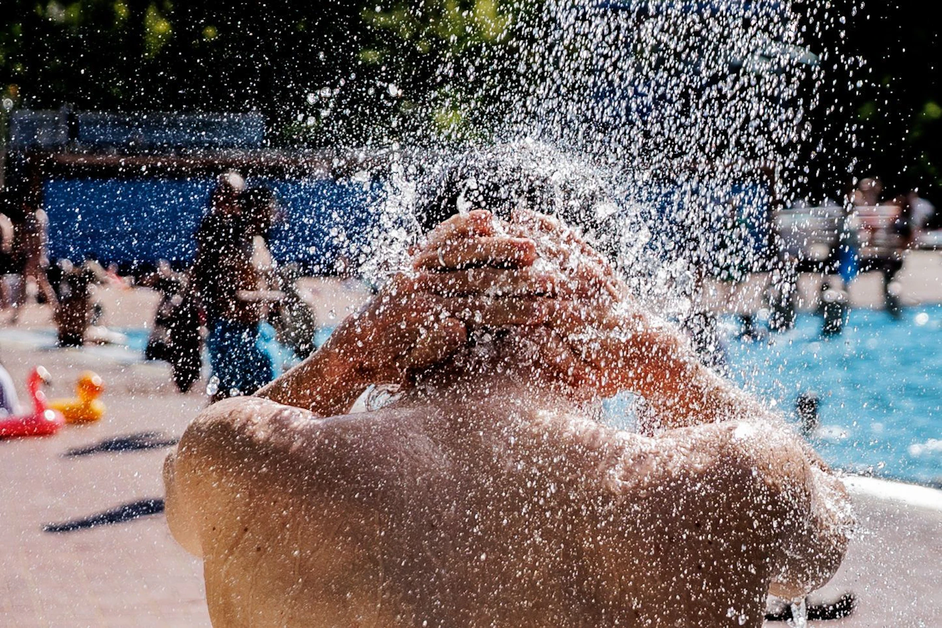 Wohl dem, der sich im Freibad erfrischen kann: Die kommenden Tage werden in ganz Deutschland richtig heiß!