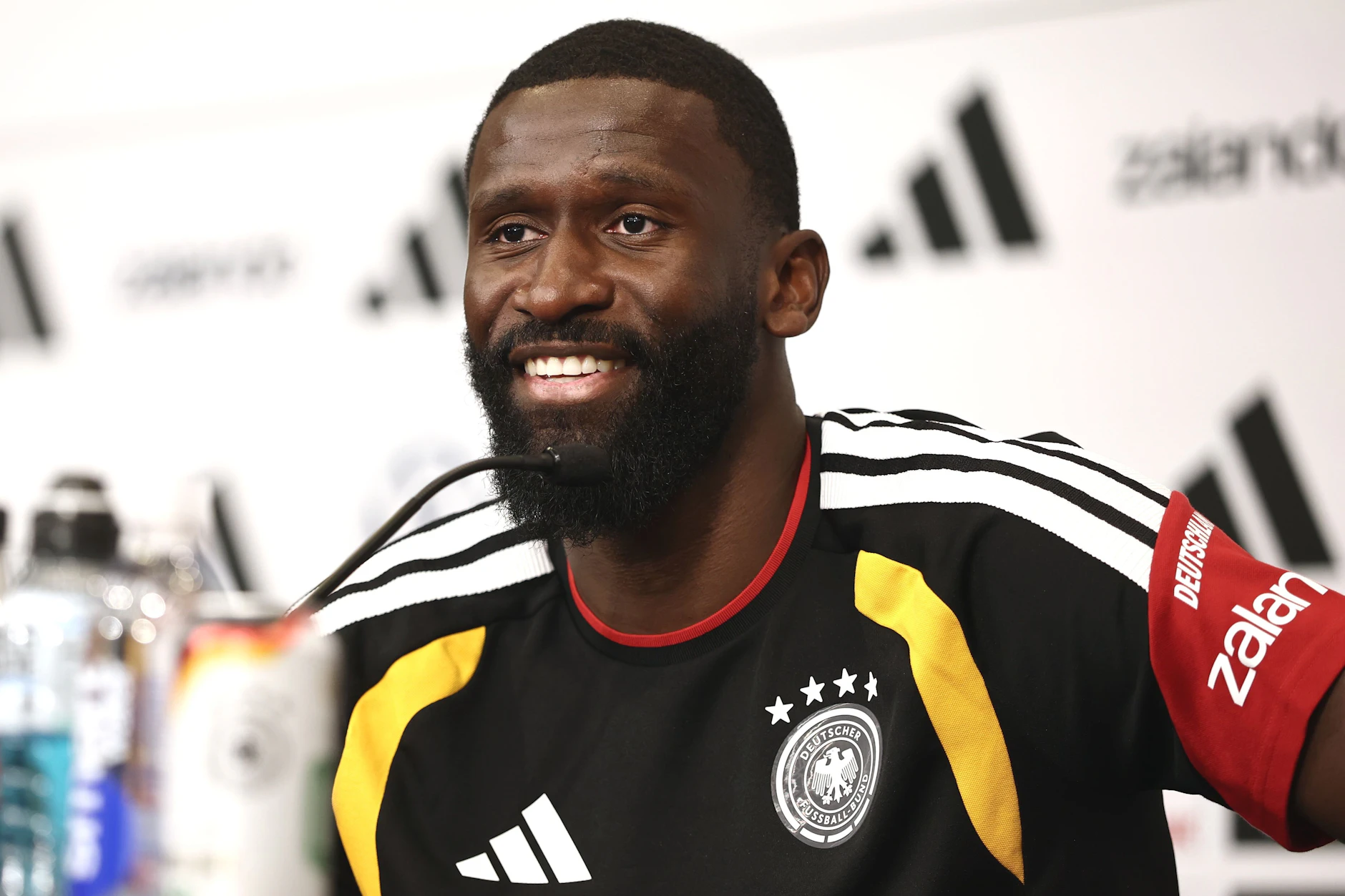 Die heutigen Fußball-Stars wie Antonio Rüdiger sind fleißig auf den sozialen Netzwerken vertreten.