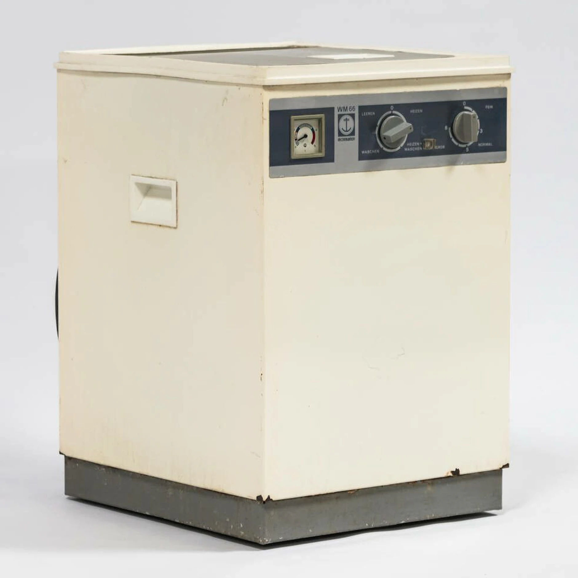 In der Waschmaschine WM 66 wurden zu DDR-Zeiten nicht nur Kleidungsstücke gewaschen, sondern auch Bockwürste aufgewärmt und Einweckgläser eingekocht.