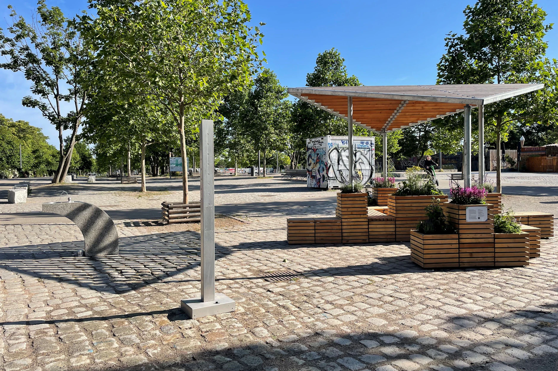 Das Wetter wird heiß – und Berlins Cooling Point im Mauerpark ist wieder zurück