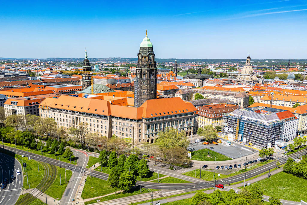 Das Neue Rathaus in Dresden: In der Stadtverwaltung türmen sich mittlerweile die Anträge auf Einbürgerung. 