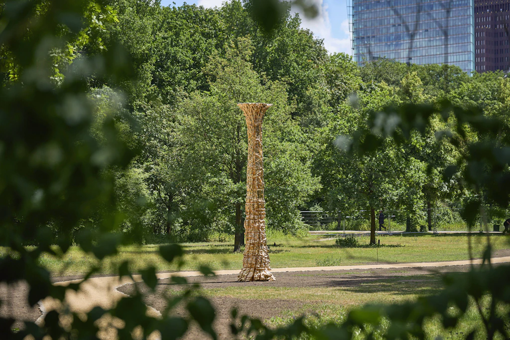 Ein imposanter Anblick: Das zwölf Tonnen schwere Mahnmal für die im Nationalsozialismus verfolgten und ermordeten Zeugen Jehovas im Berliner Tiergarten.