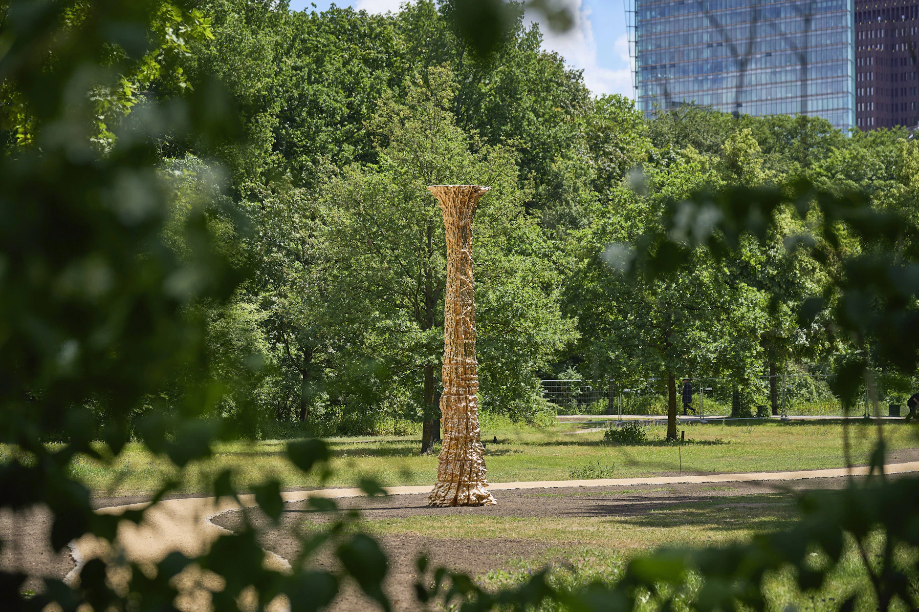Ein imposanter Anblick: Das zwölf Tonnen schwere Mahnmal für die im Nationalsozialismus verfolgten und ermordeten Zeugen Jehovas im Berliner Tiergarten.