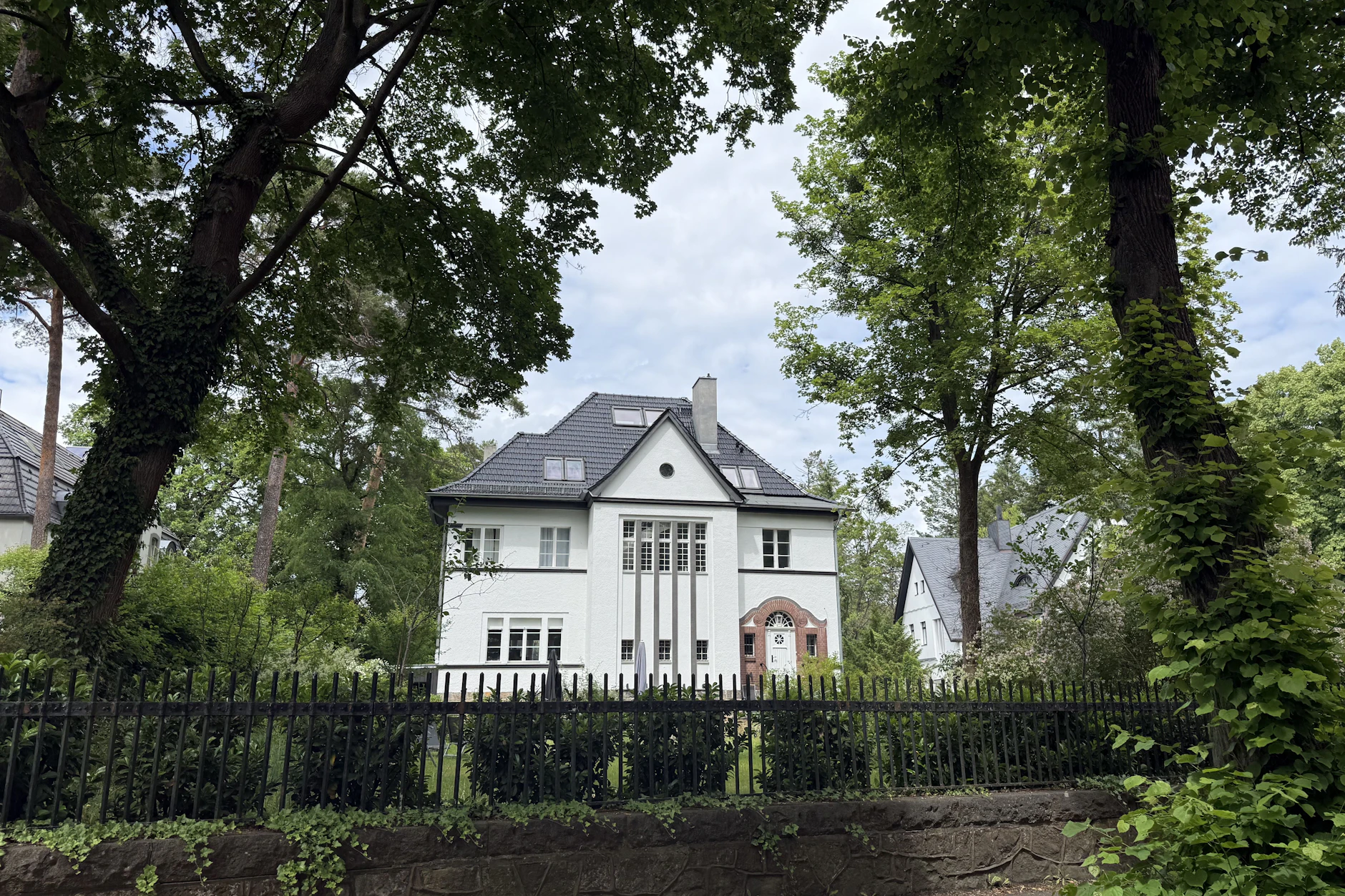Die ehemalige George-Villa am Kleinen Wannsee in Berlin. Eine Gedenktafel findet man hier vergebens. 
