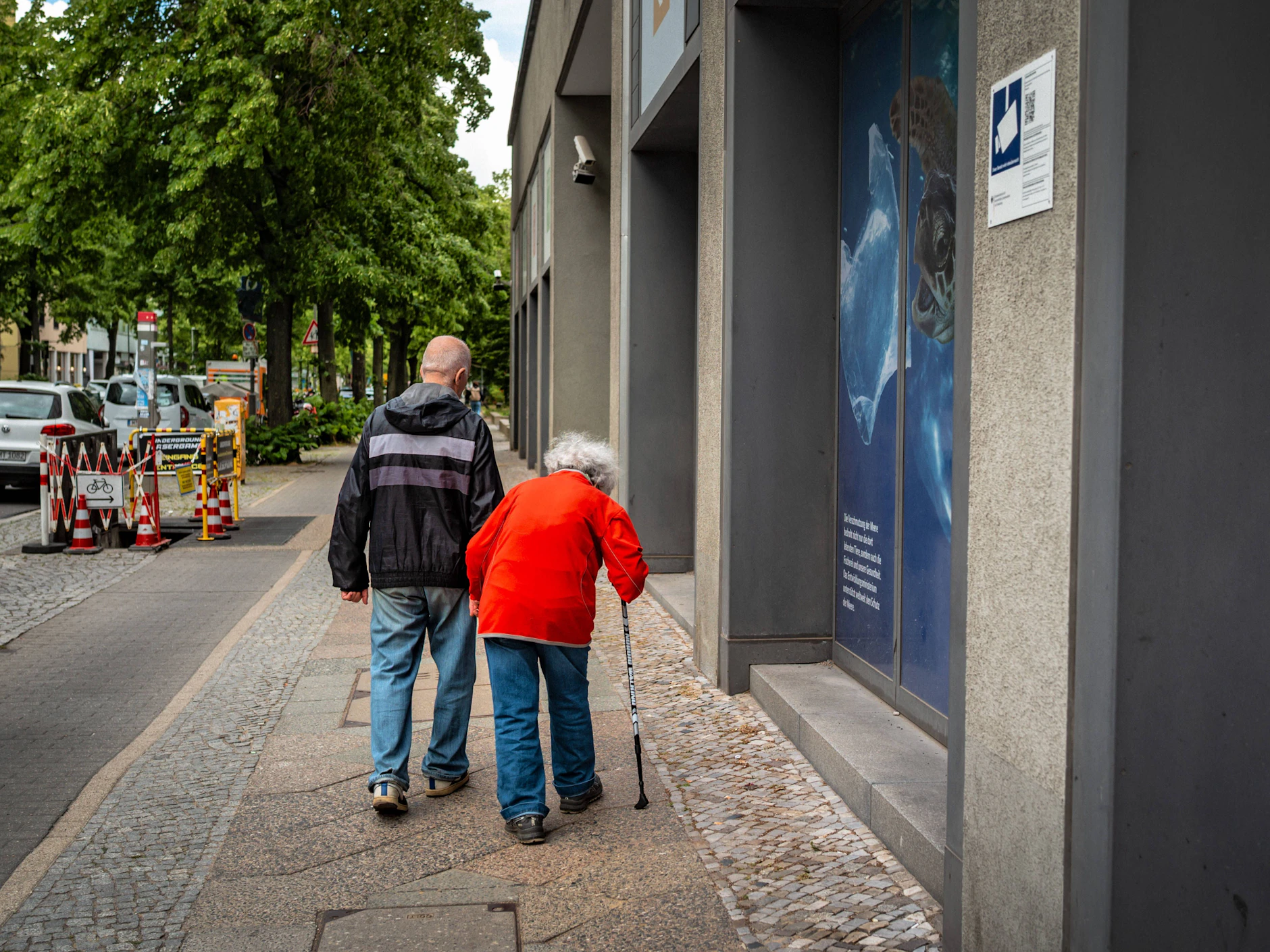 Berlin-Kreuzberg, ein altes Paar beim Spaziergang. Viele Senioren müssen mit knapper Rente auskommen. Andere Länder haben deutlich bessere Systeme als Deutschland.