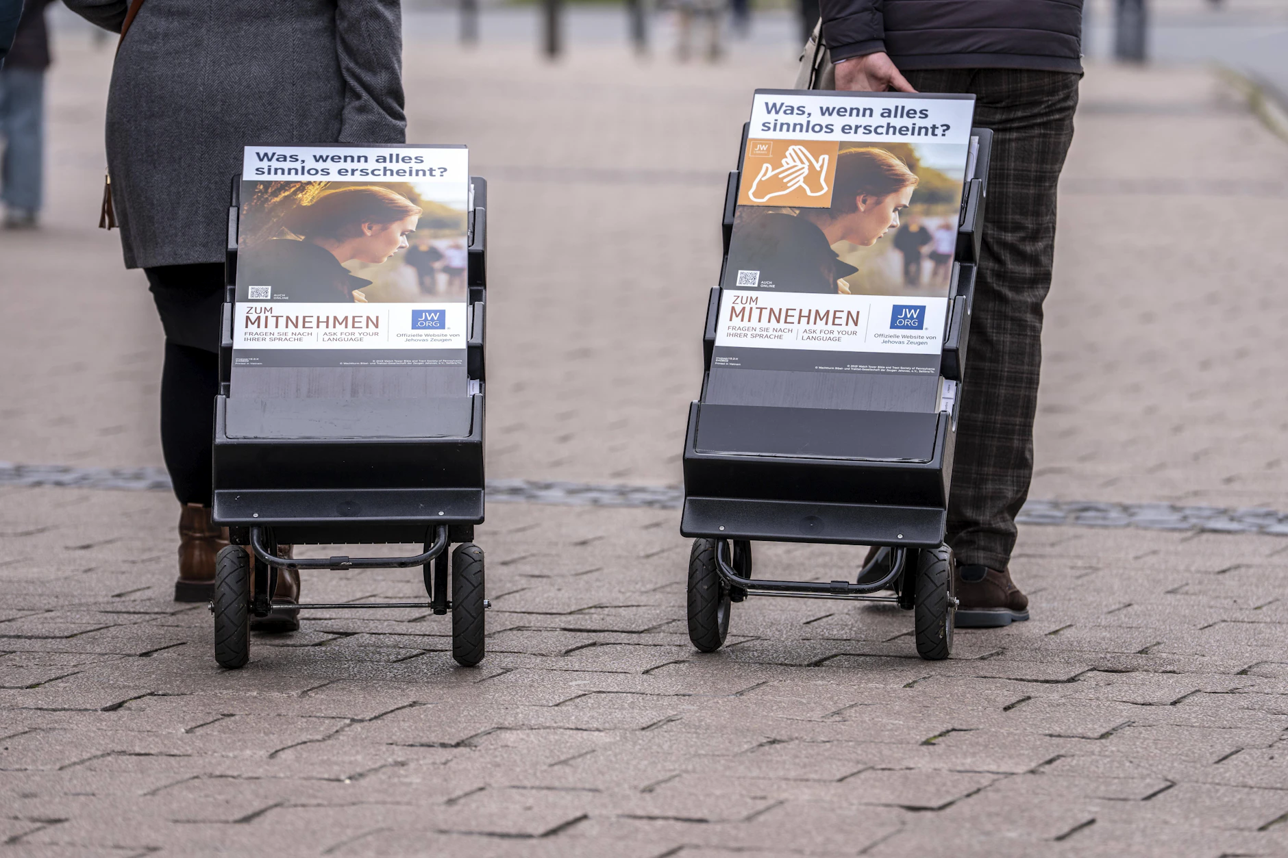 Jehovas Zeugen werben in Berlin mit Infoständen und Broschüren – ihr Auftreten gehört für viele zum Alltag.