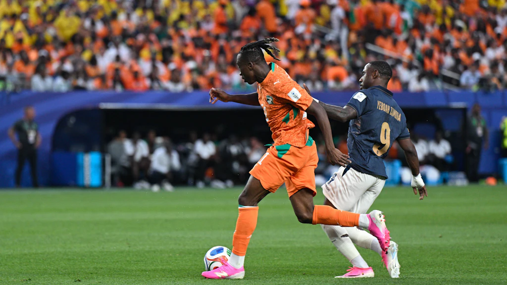 Yan Diomande (l.) spielte schon die ecuadorianische Abwehr schwindelig – kann die DFB-Elf ihn aufhalten?