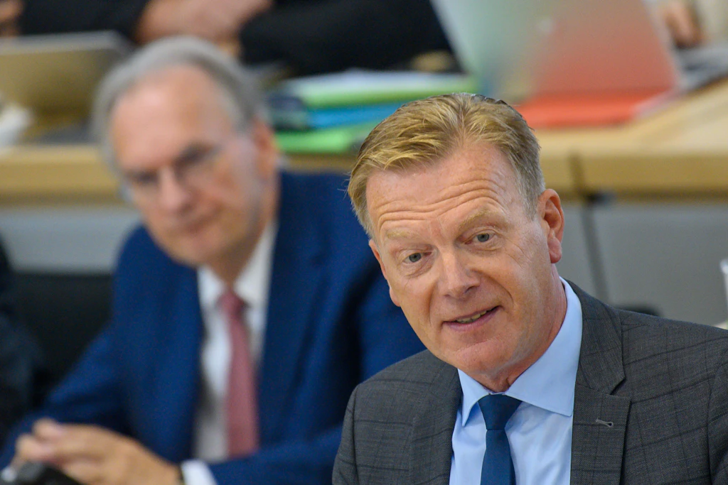 Ulrich Thomas (CDU) spricht im Landtag von Sachsen-Anhalt. Die CDU-Fraktion schlägt einen „Bürokratiemelder“ vor.