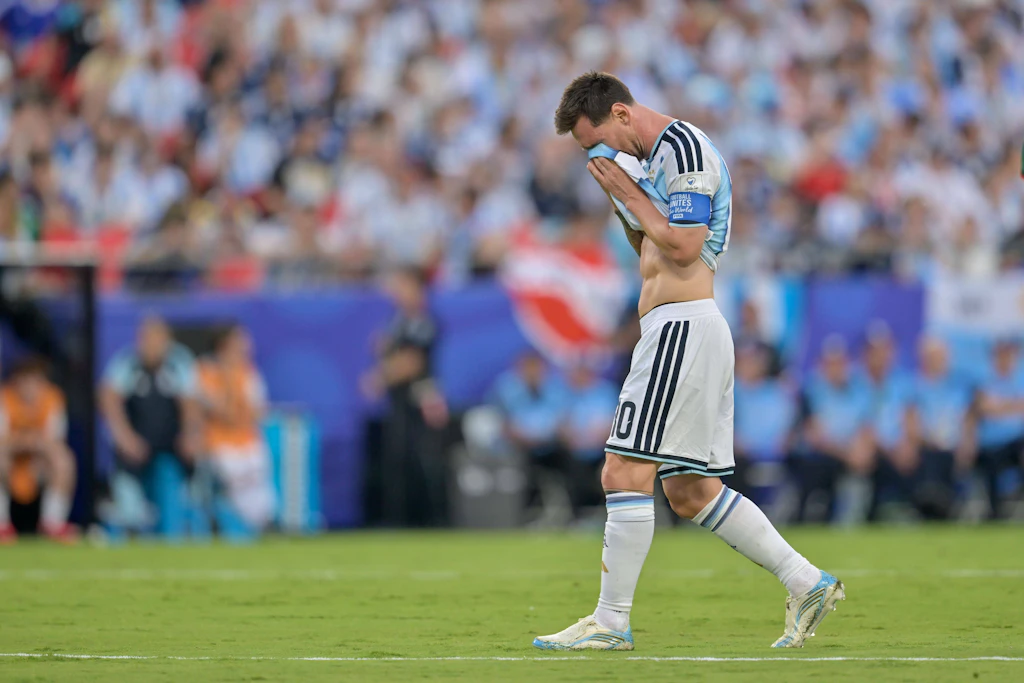 Argentiniens Superstar Lionel Messi wischt sich die Tränen mit seinem Trikot aus dem Gesicht. Er weinte nach seinem Tor zum 1:0 gegen Algerien.