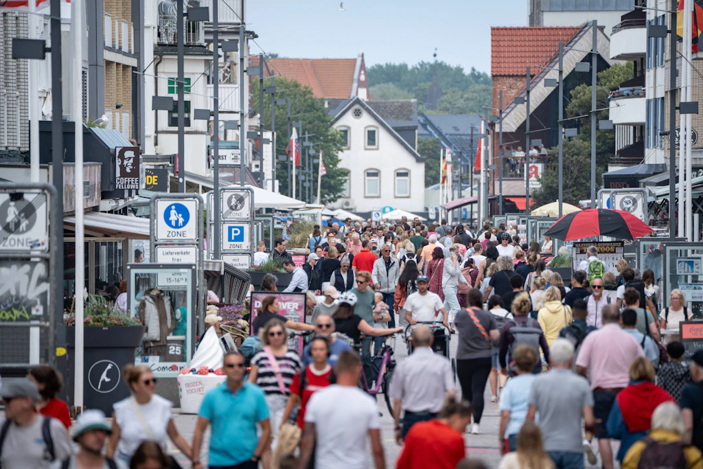 Blick in die überfüllte Friedrichstraße in Westerland auf Sylt im Sommer 2025. In Deutschland wächst die Bevölkerung fast kontinuierlich seit 2011.