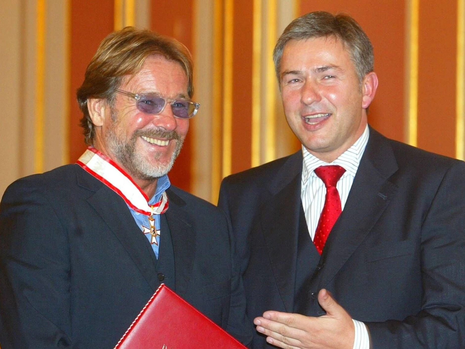 Man ehrte ihn, man feierte ihn, man glänzte auch mit ihm: 2003 wird Götz George vom damaligen Regierenden Bürgermeister Klaus Wowereit mit dem Verdienstorden des Landes Berlins ausgezeichnet. Jetzt, wo der Schauspieler zehn Jahre tot ist, findet in Berlin kein Gedennken an den großen Star statt.