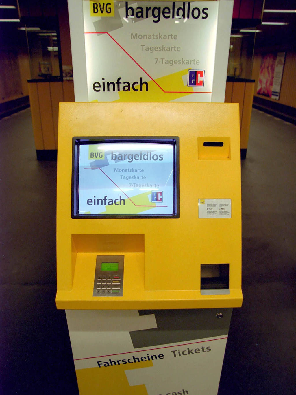 Sozialverbände warnen vor Nachteilen für Senioren, Jugendliche und Menschen ohne Konto.