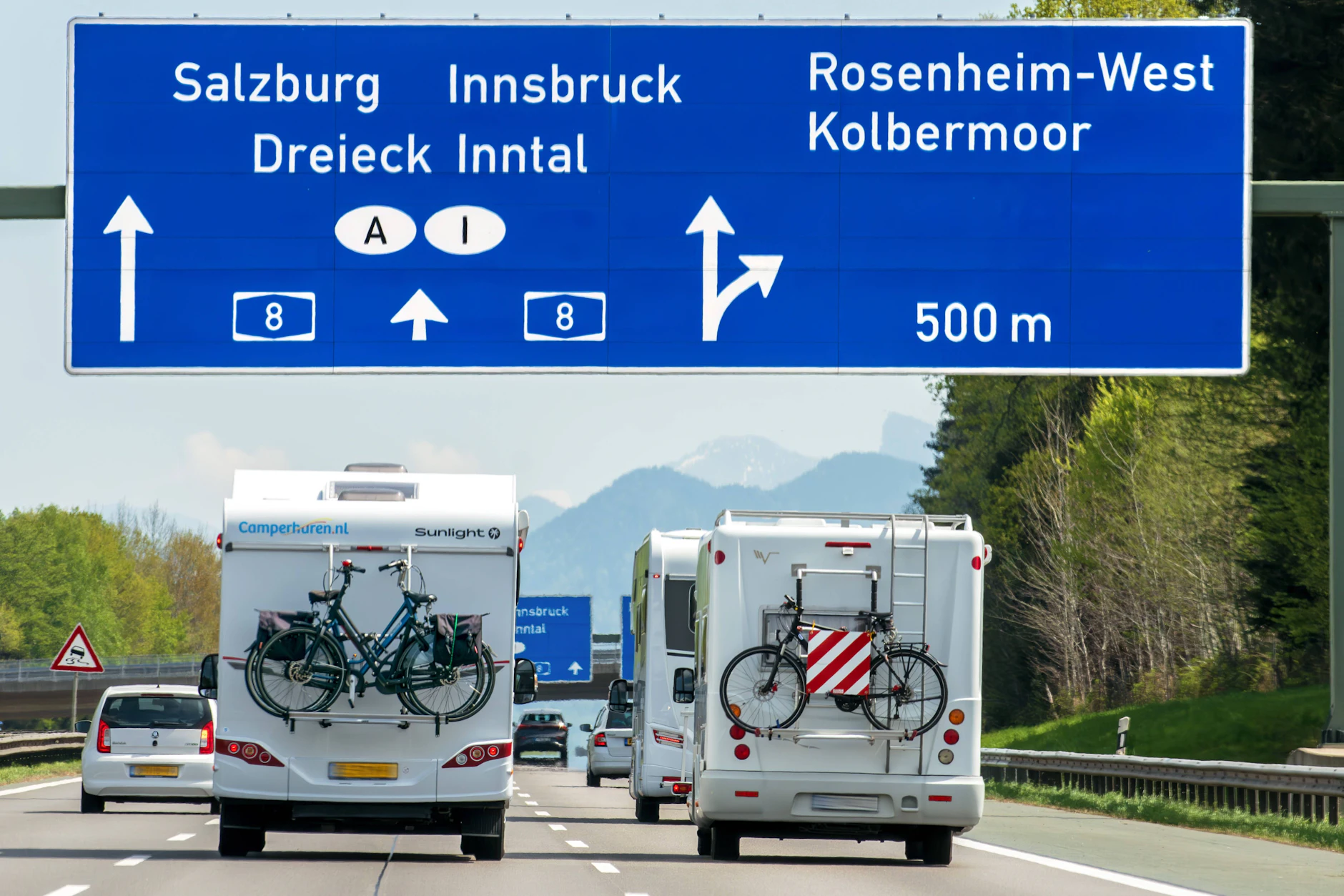 Ab in den Urlaub: Auf dem Weg Richtung Salzburg und Innsbruck sind Wohnmobile ein vertrautes Bild. Ab Juli 2026 müssen neu zugelassene Modelle mehr Technik an Bord haben.