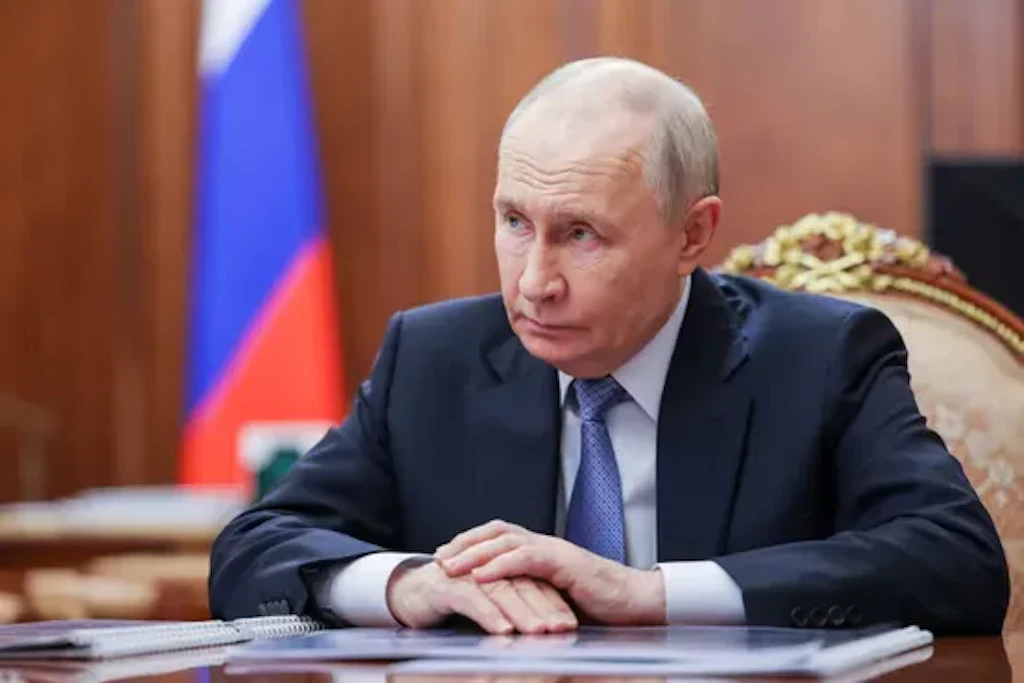 Der Ukraine-Krieg trifft zunehmend Russlands Energieversorgung. Gleichzeitig wächst wieder der Druck aus Washington.