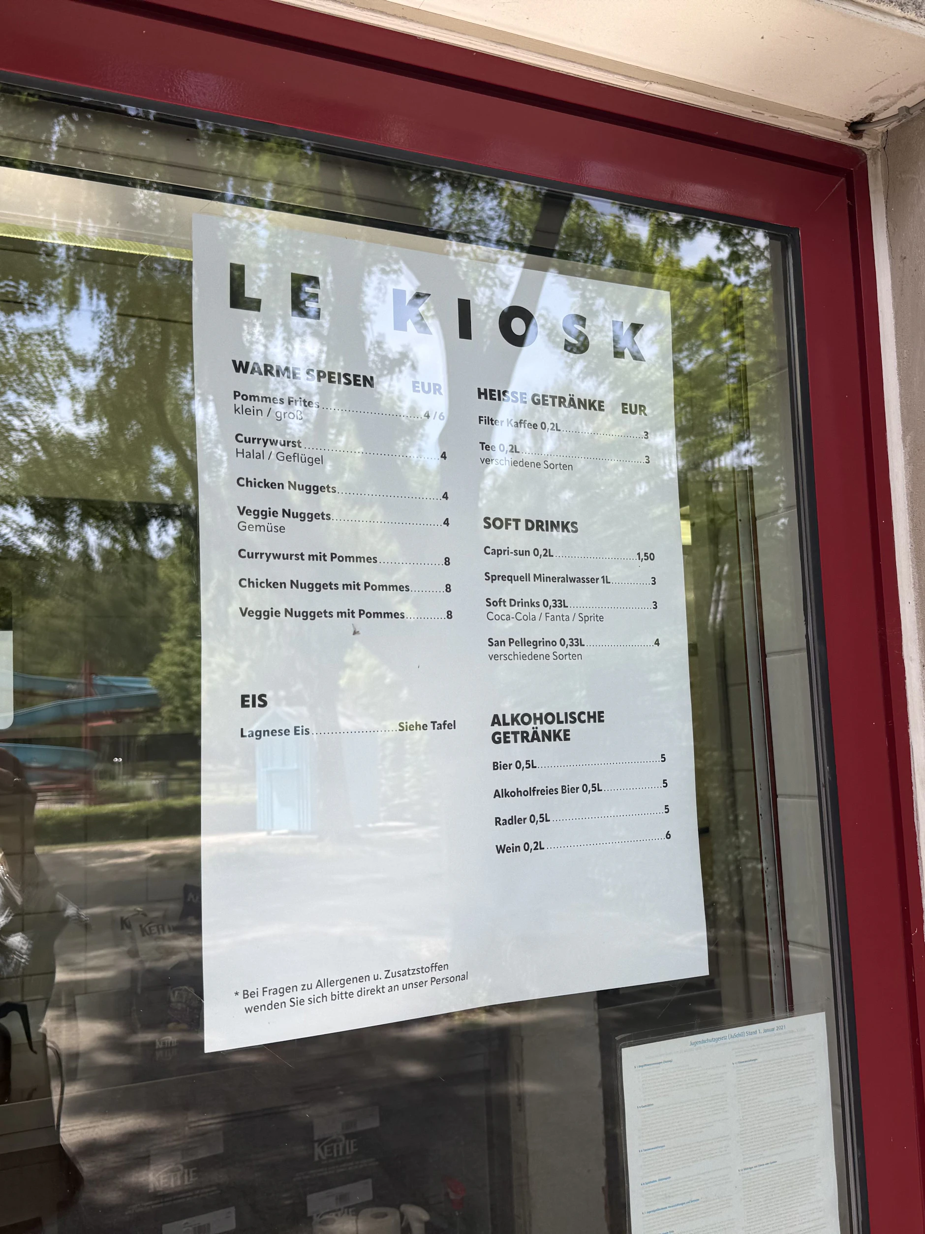 Die Preiskarte für Speisen und Getränke im Sommerbad Humboldthain.
