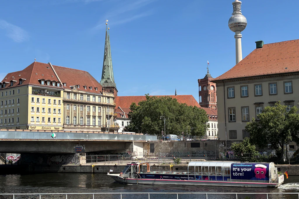 Mühlendammbrücke in Mitte: Vor der Kulisse des Fernsehturms und des Ephraim-Palais kreuzt sie als Teil der Bundesstraße 1 die Spree.