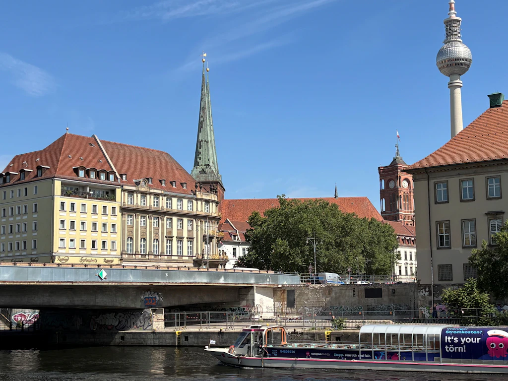 Mühlendammbrücke in Mitte: Vor der Kulisse des Fernsehturms und des Ephraim-Palais kreuzt sie als Teil der Bundesstraße 1 die Spree.