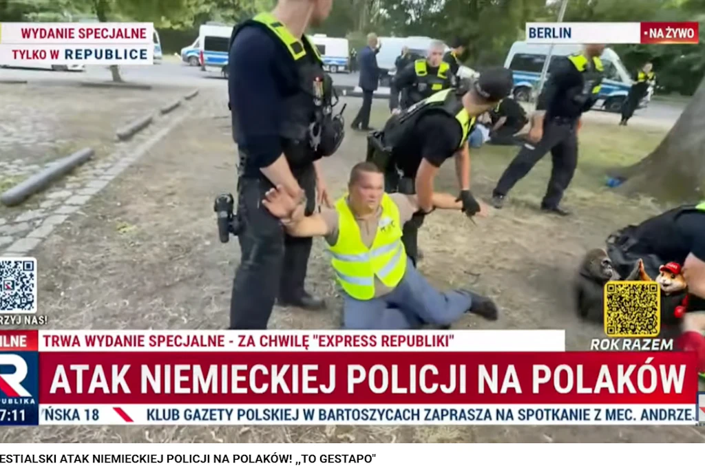 Berliner Polizisten nehmen einen polnischen Teilnehmer einer Demonstration fest.
