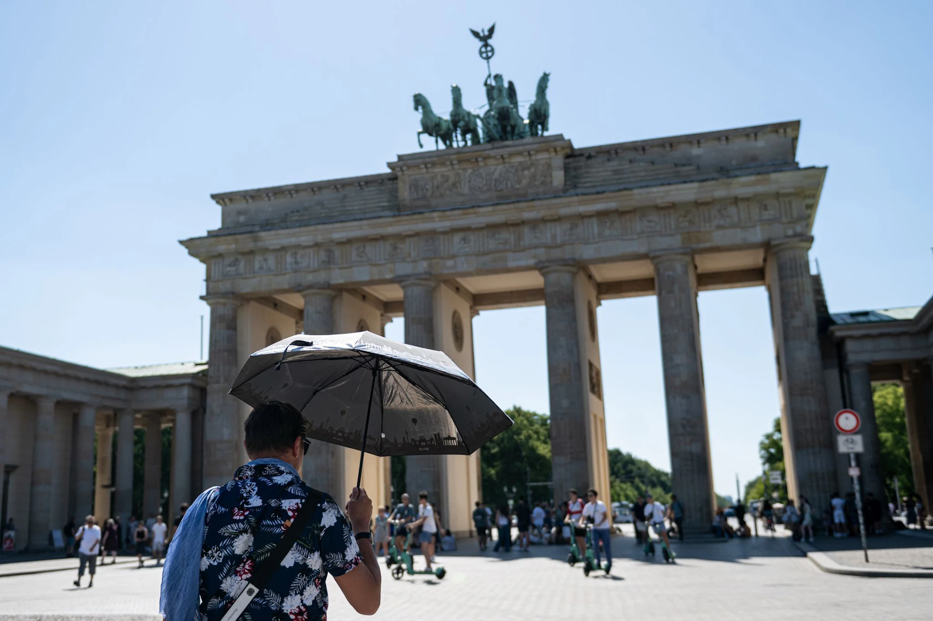 Am Wochenende wird es auch in Berlin richtig heiß, doch noch mehr als der Osten Deutschlands wird der Westen leiden.