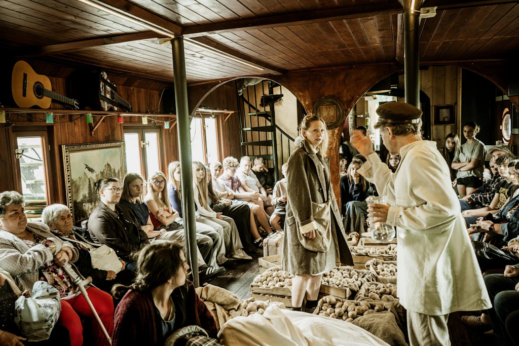 Auf einem ehemaligen Lastkahn tourt das deutsch-polnische Theaterstück „Jan &amp; Martha“ entlang der Oder. Im Bauch des Theaterschiffs verschmelzen Spielfläche und Zuschauerraum.