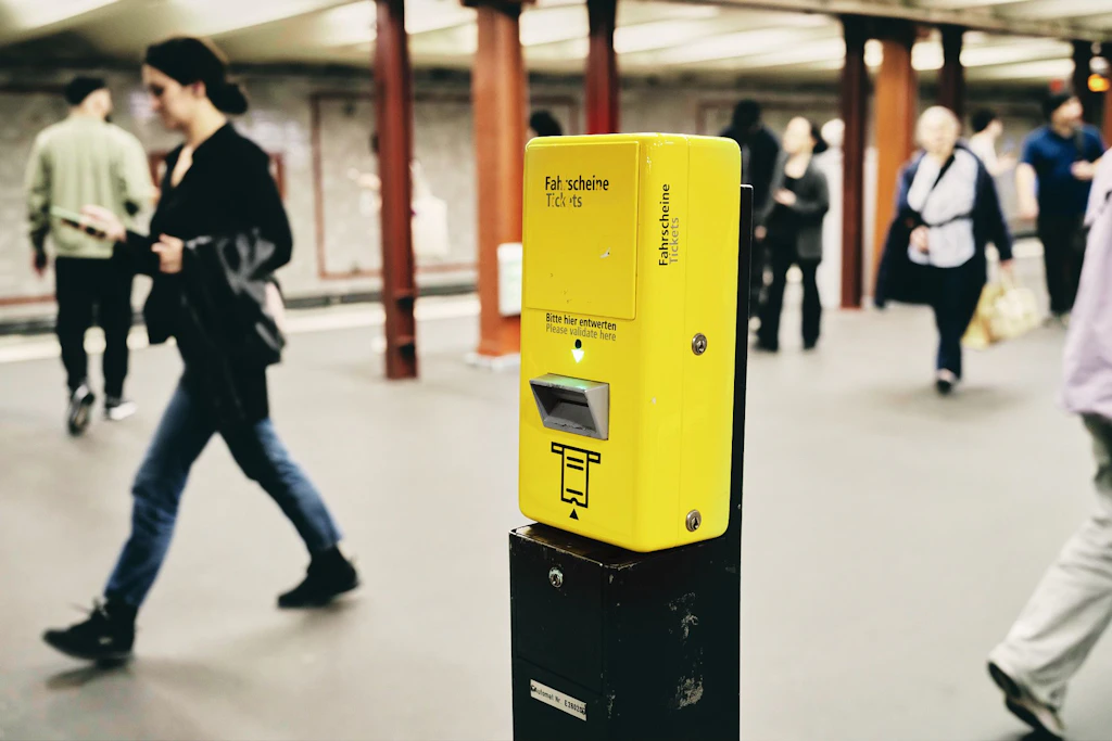 EU-Pläne könnten Bargeld an Ticketautomaten weitgehend verdrängen.