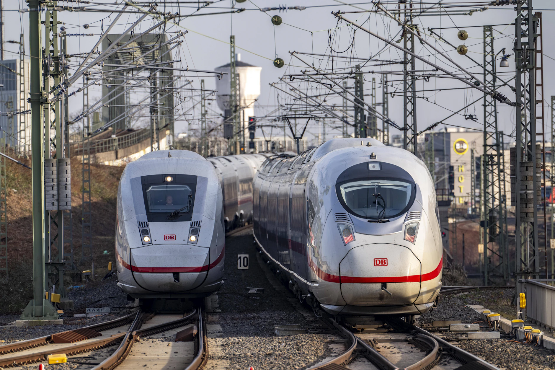 Ab Oktober wird die wichtige ICE-Strecke zwischen Berlin und Hannover zur Baustelle – Züge verlieren bis zu 80 Minuten Zeit. (Symbolbild)