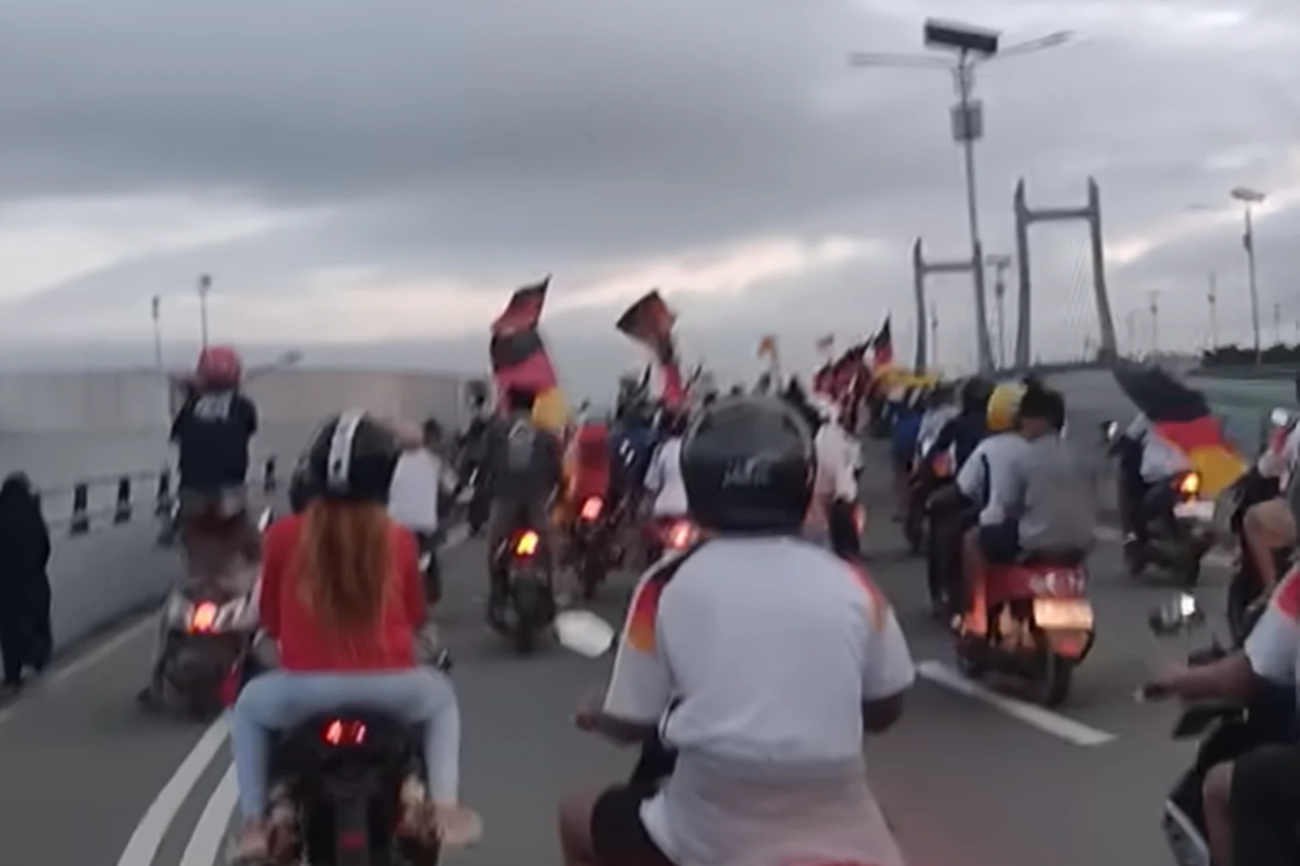 Die Begeisterung für das DFB-Team ist auf der indonesischen Insel Ambon grenzenlos. Moped-Korsos mit Deutschland-Flaggen finden immer bei der WM statt.