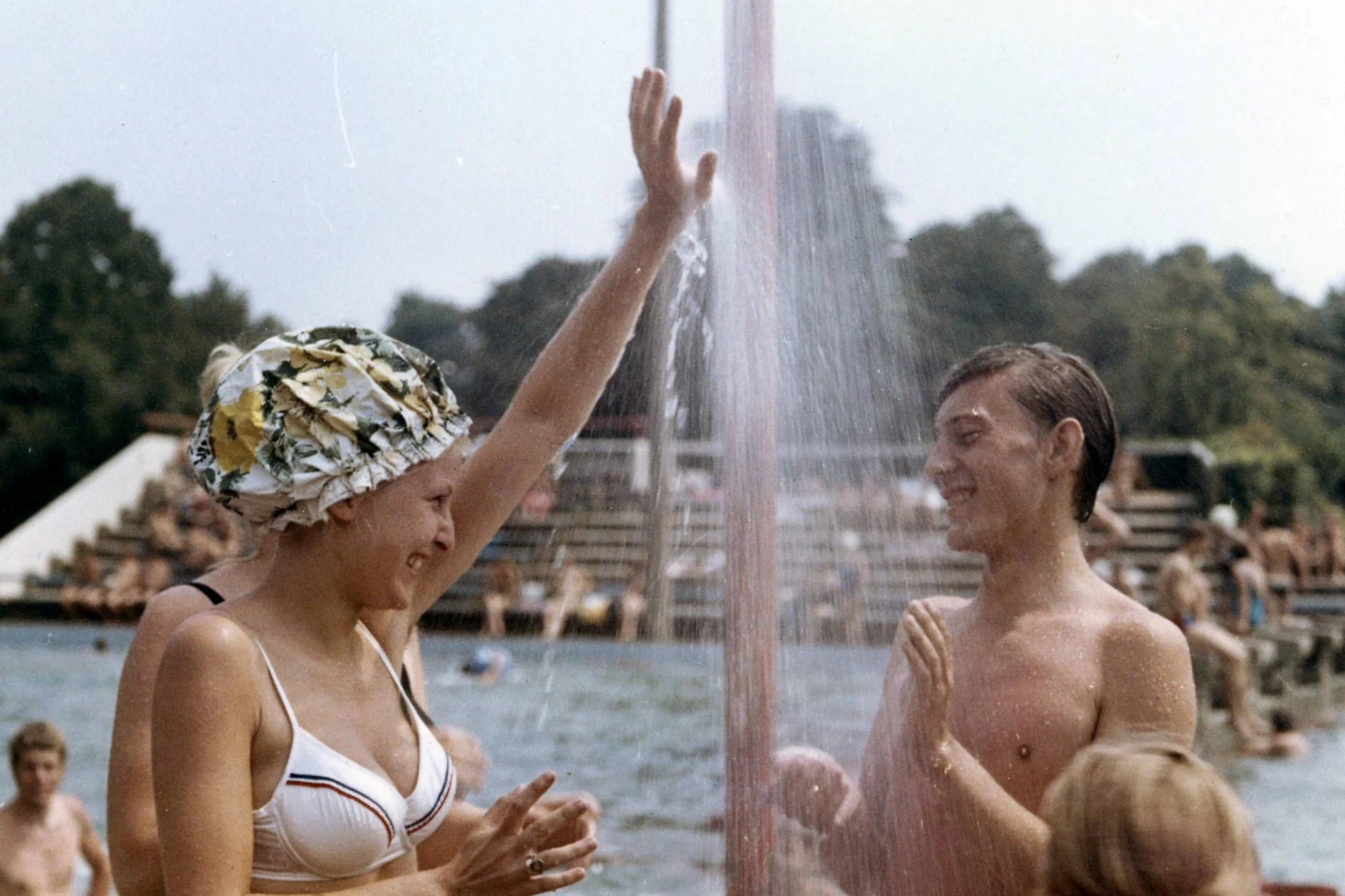 Ein wenig Abkühlung bringen Besuche im Freibad, wie hier im Arnoldbad Dresden.