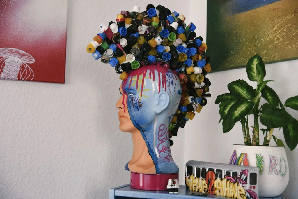Das Werk „der Punk in mir“: Aus gesammelten Spray-Caps schafft der Berliner Künstler Kunst zwischen Streetart und Upcycling.