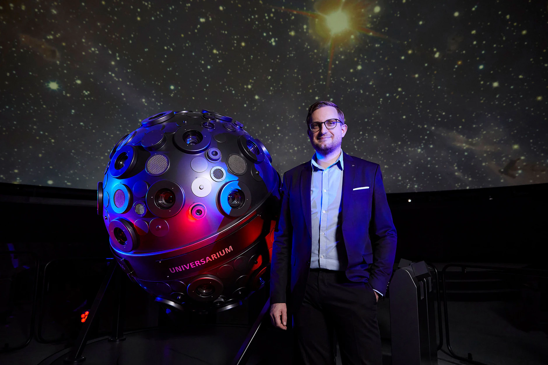 Tim Florian Horn, Vorstand der Stiftung Planetarium Berlin, neben dem Sternenprojektor im Zeiss-Großplanetarium. Im KURIER spricht er über das Verschwinden der Sterne.
