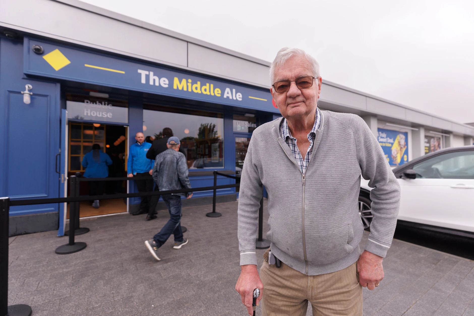 Robert Barr steht vor dem Pub „The Middle Ale“ von Lidl Nordirland in Dundonald.
