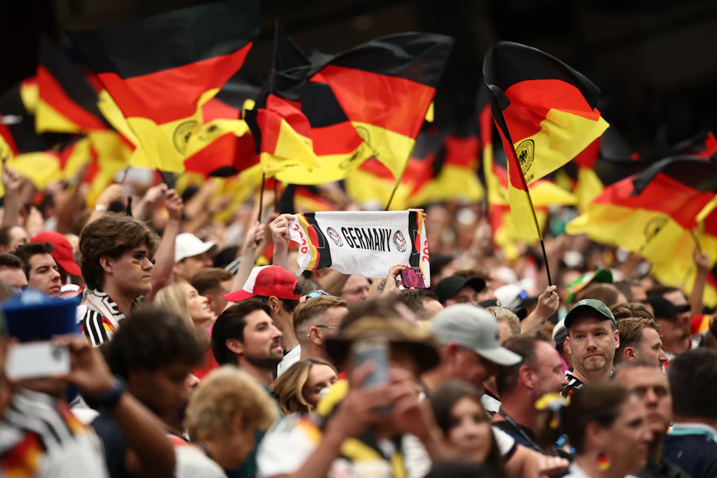 KI machte ihn zum Hitler-Double: Deutscher WM-Fan geht juristisch gegen Fake vor
