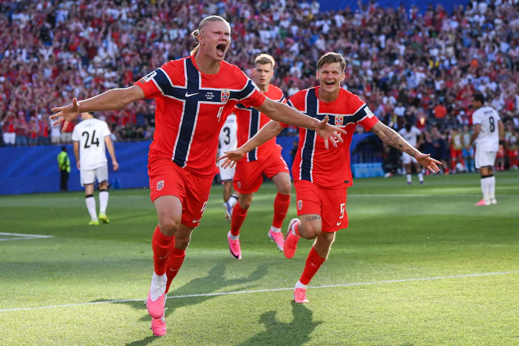 Erling Haaland (l.) ist der sportliche Anführer einer norwegischen Nationalmannschaft, die bei der Weltmeisterschaft noch für Furore sorgen kann und will.