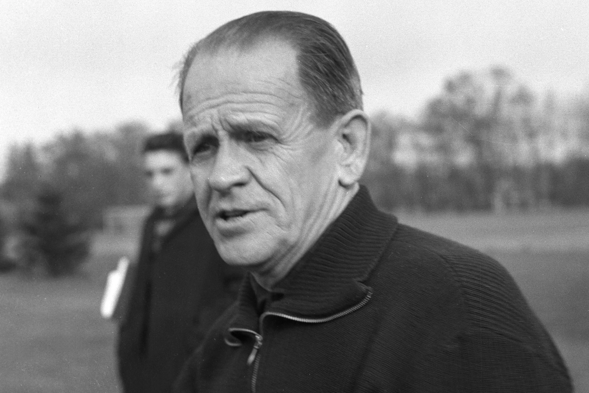Der ehemalige Bundestrainer Sepp Herberger prägte den Satz: „Der Ball ist rund und das Spiel dauert 90 Minuten.“