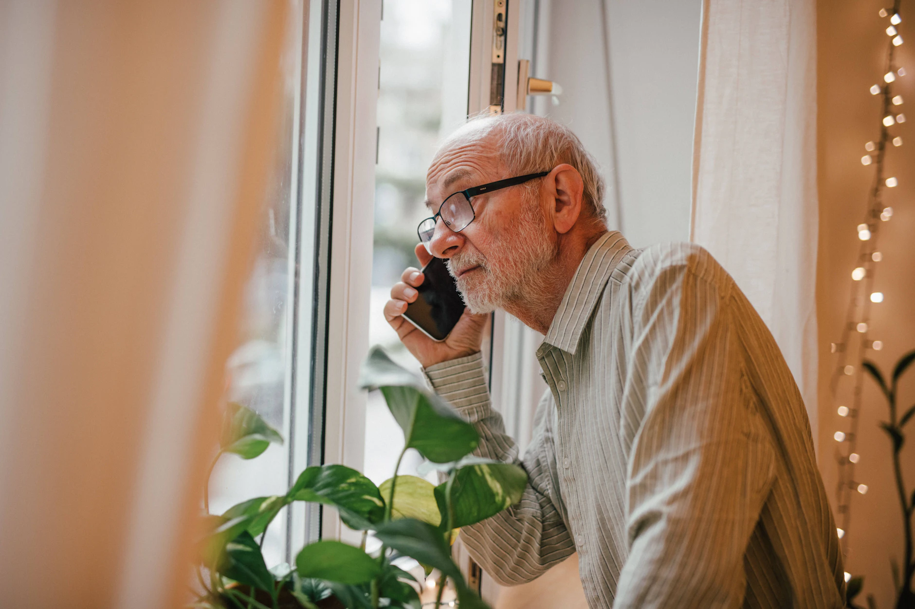 Ein betagter Senior wurde von Trickbetrügern am Telefon perfide bedrängt und um viel Geld gebracht. (Symbolfoto)
