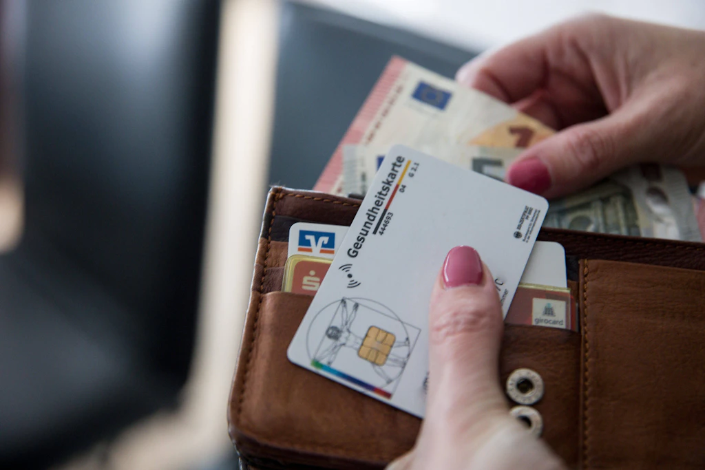 Elektronische Gesundheitskarten dürfen von den Krankenkassen laut Gerichtsurteil nicht einfach gesperrt oder entzogen werden.