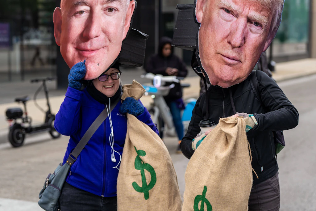 Stehen sich mal nah, mal nicht: Jeff Bezos und Donald Trump.