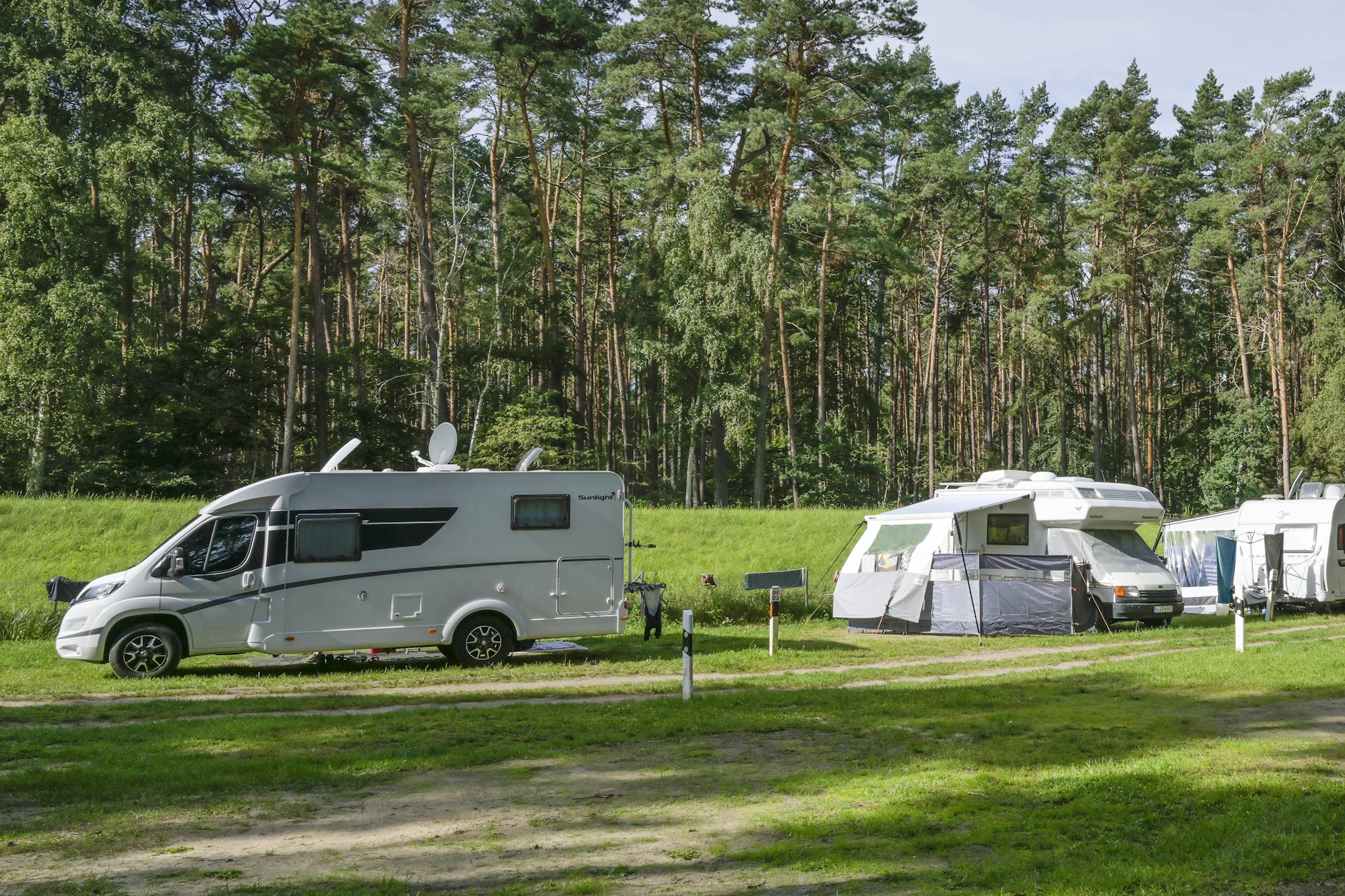 Wohnmobile und Zelte am Waldrand: Der Campingplatz „Am Dünengelände" in Zempin auf Usedom gilt als einer der schönsten der Region.