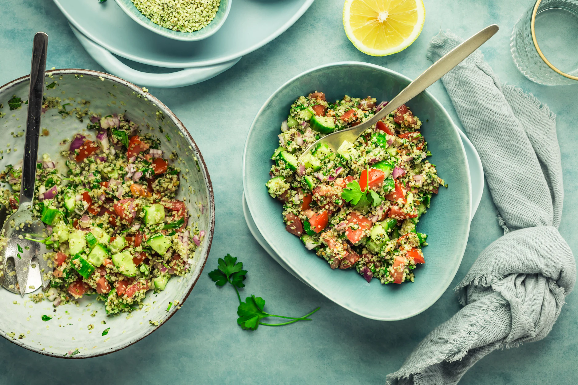 Couscous-Salat gibt es in zahlreichen Varianten. Bei dem Sommerklassiker kann jeder eine Version finden, die ihr oder ihm gut schmeckt.