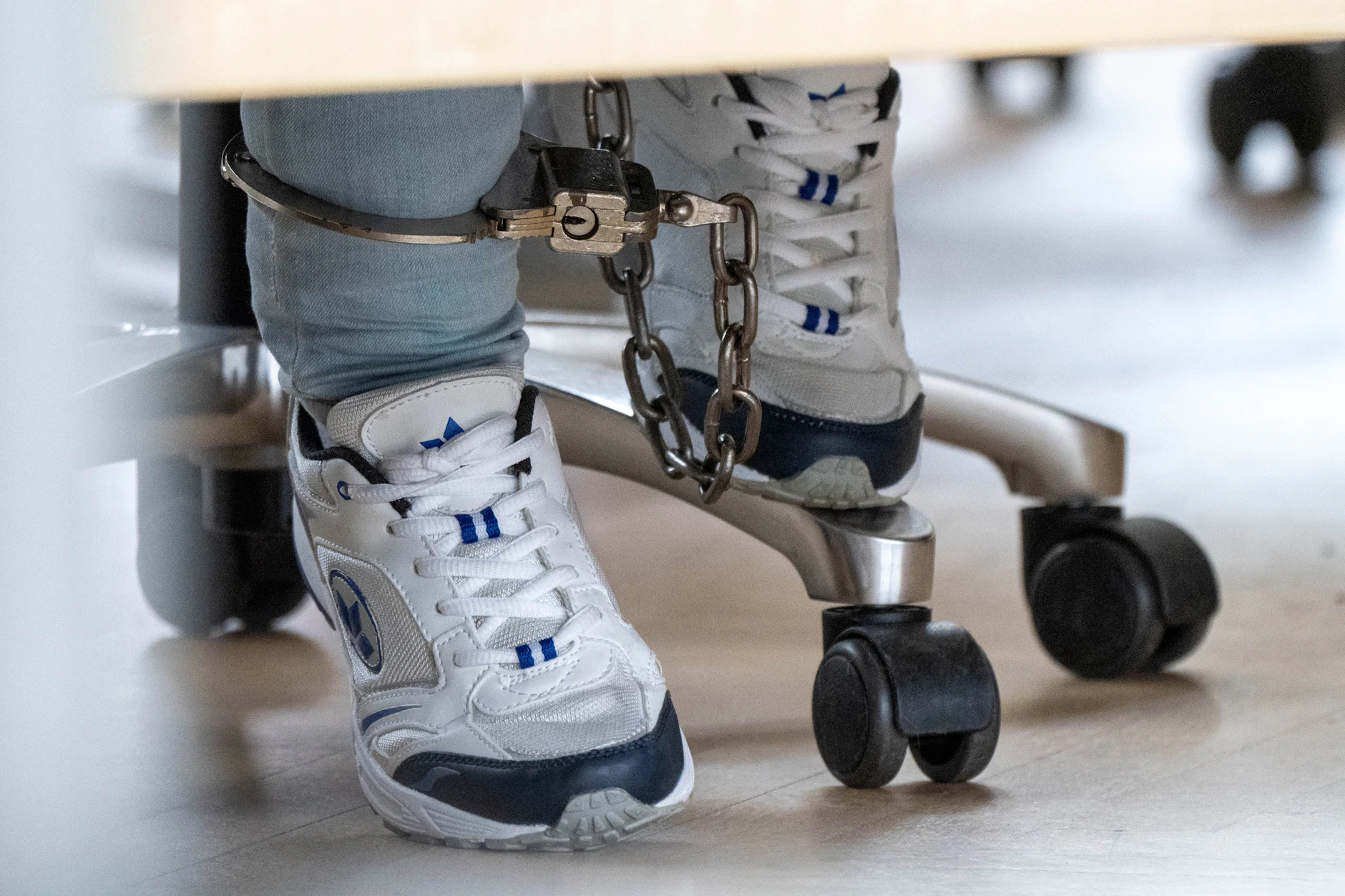 Gina H. wird an jedem der Verhandlungstage mit Fußfesseln zu ihrem Platz im Gerichtssaal geführt. Ihr wird vorgeworfen, den kleinen Fabian aus Güstrow getötet zu haben.