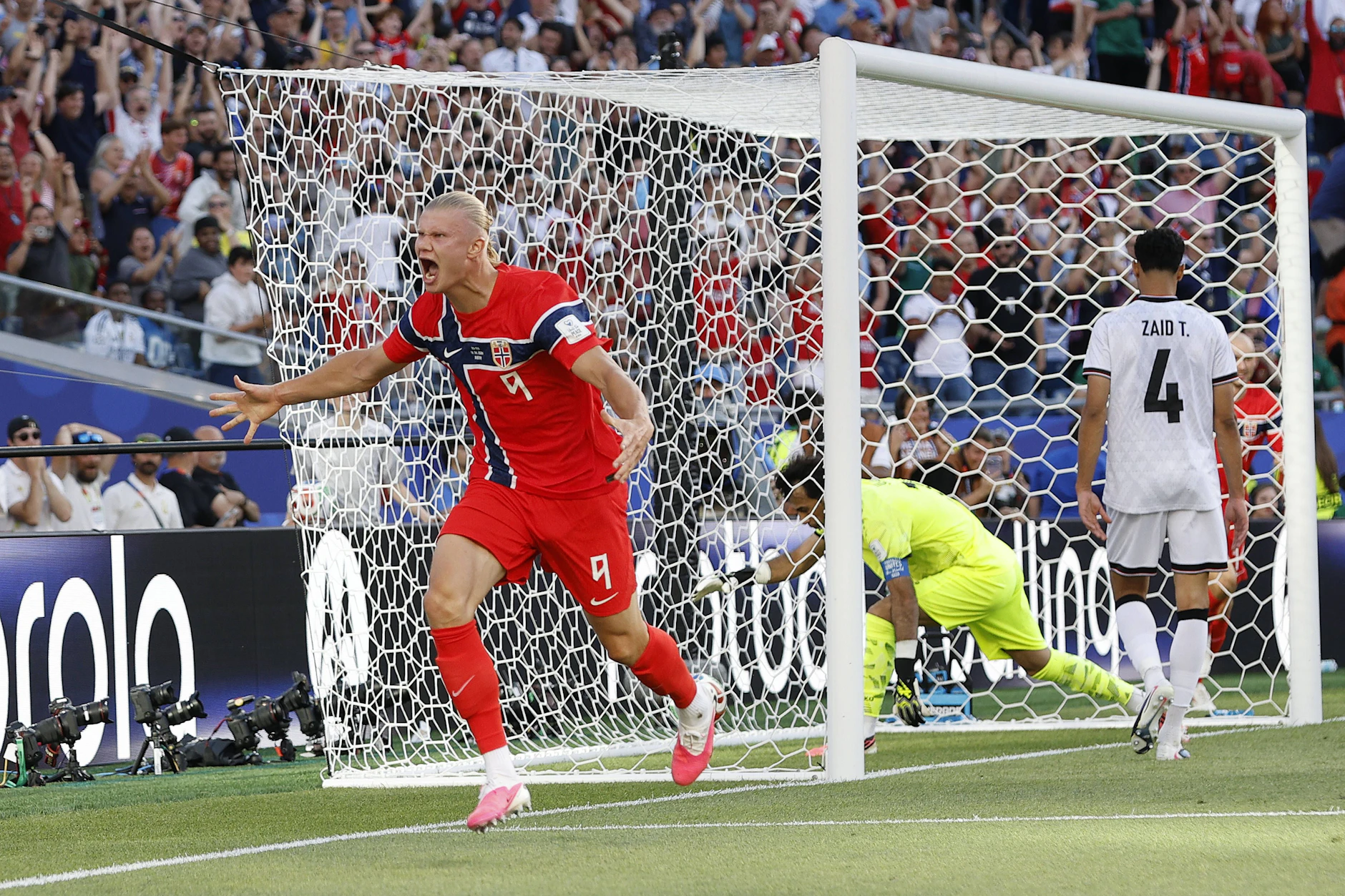 Erling Haaland jubelt nach seinem zweiten Tor bei Norwegens 4:1 gegen den Irak.