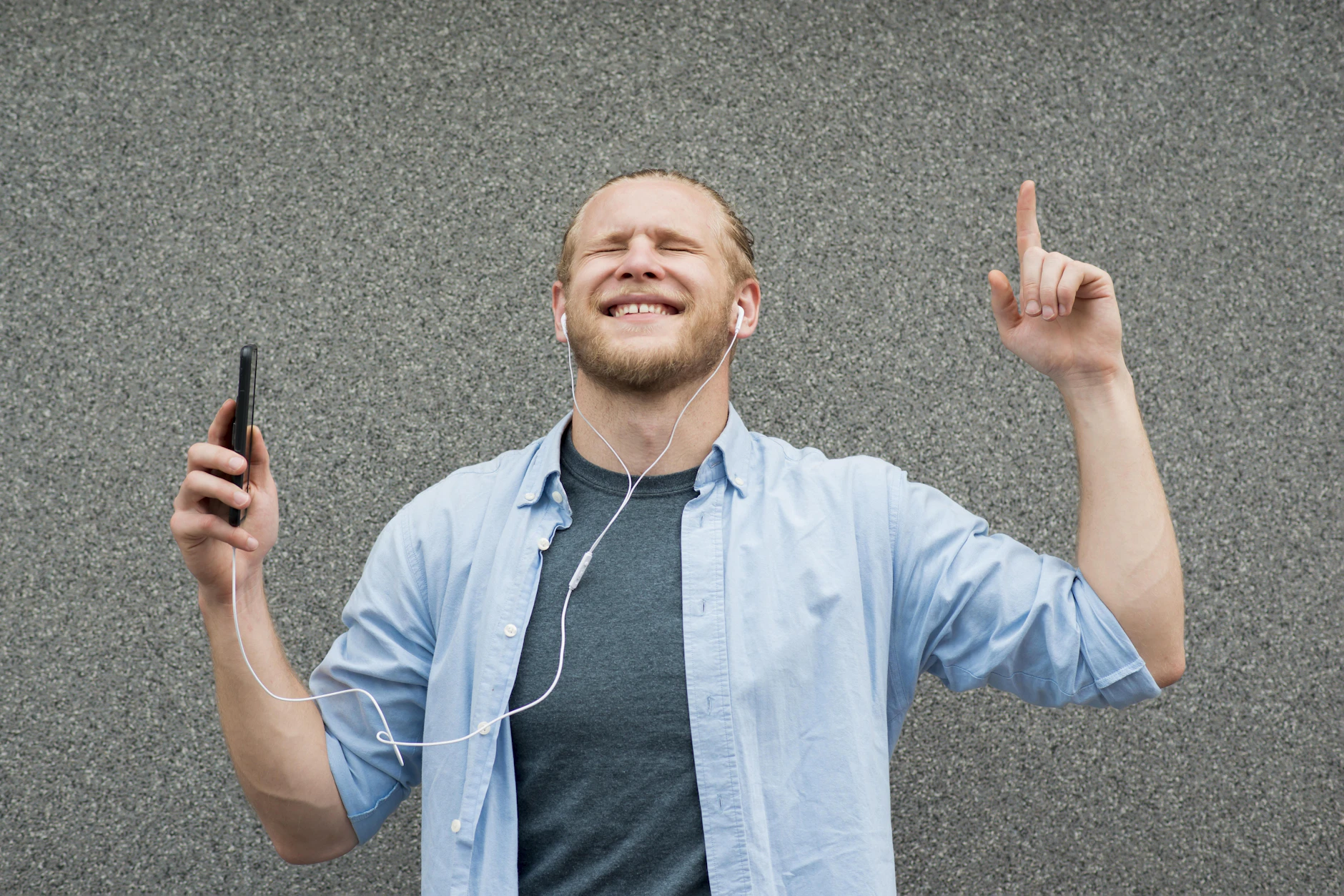 Trotz Bluetooth-Boom greifen <a href="https://www.berliner-kurier.de/berlin/gegen-smartphone-sucht-berliner-schulen-schliessen-handys-in-taschen-ein-li.10098882">viele wieder zu Kabelkopfhörern – auch wegen besserem Klang</a> und weniger Technikproblemen.