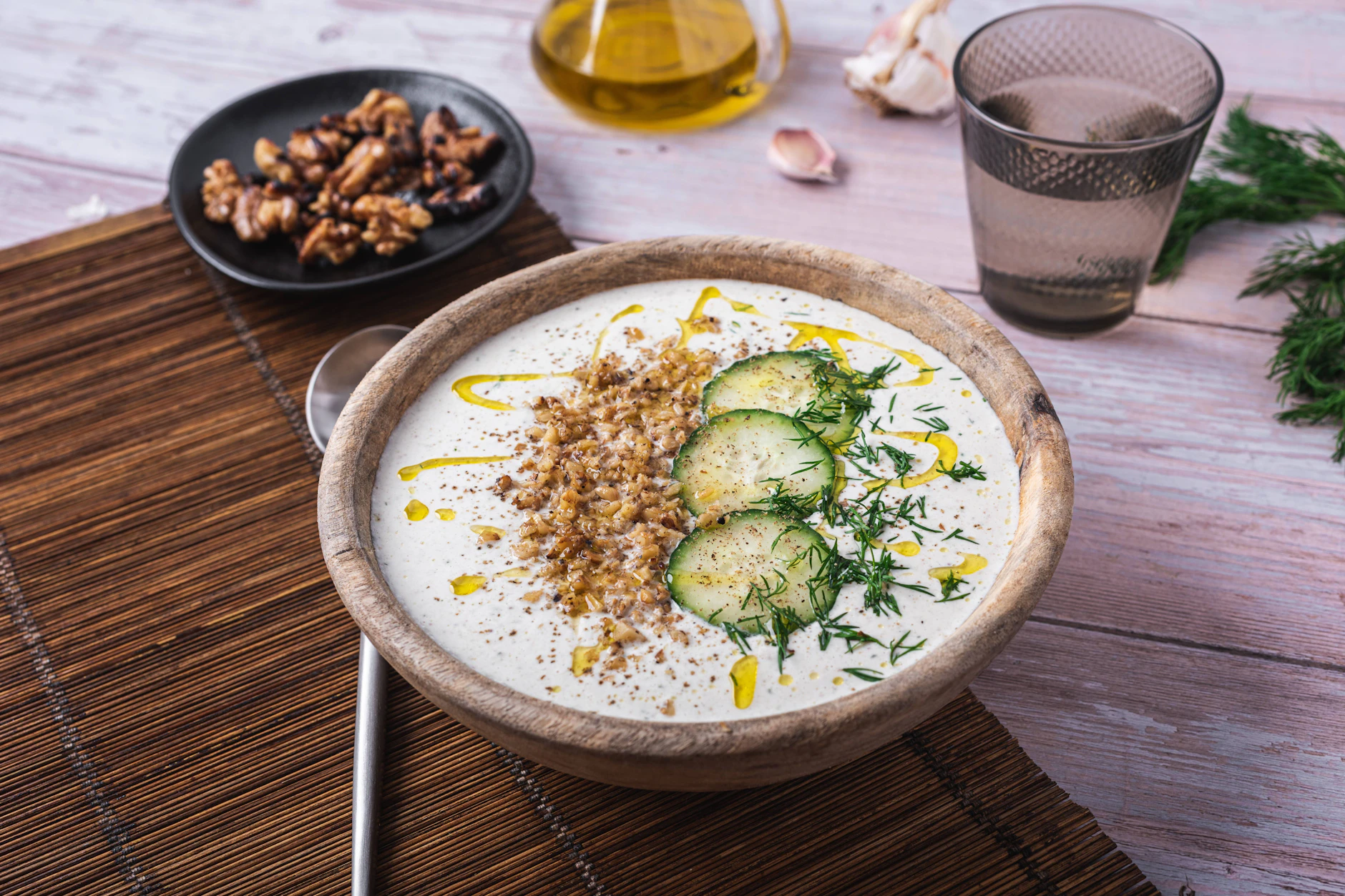 Die perfekte Speise für heiße Tage: eine kalte Gurkensuppe mit Joghurt, Dill und Nüssen.