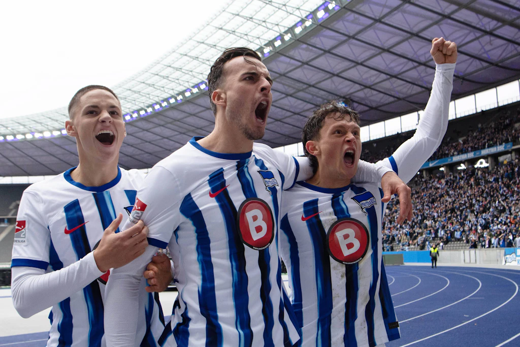 In der Saison 2023/24 jubelte Bence Dardai mit Haris Tabakovic und Fabian Reese gemeinsam bei Hertha BSC. Jetzt spielen Dardai und Reese beim VfL Wolfsburg.