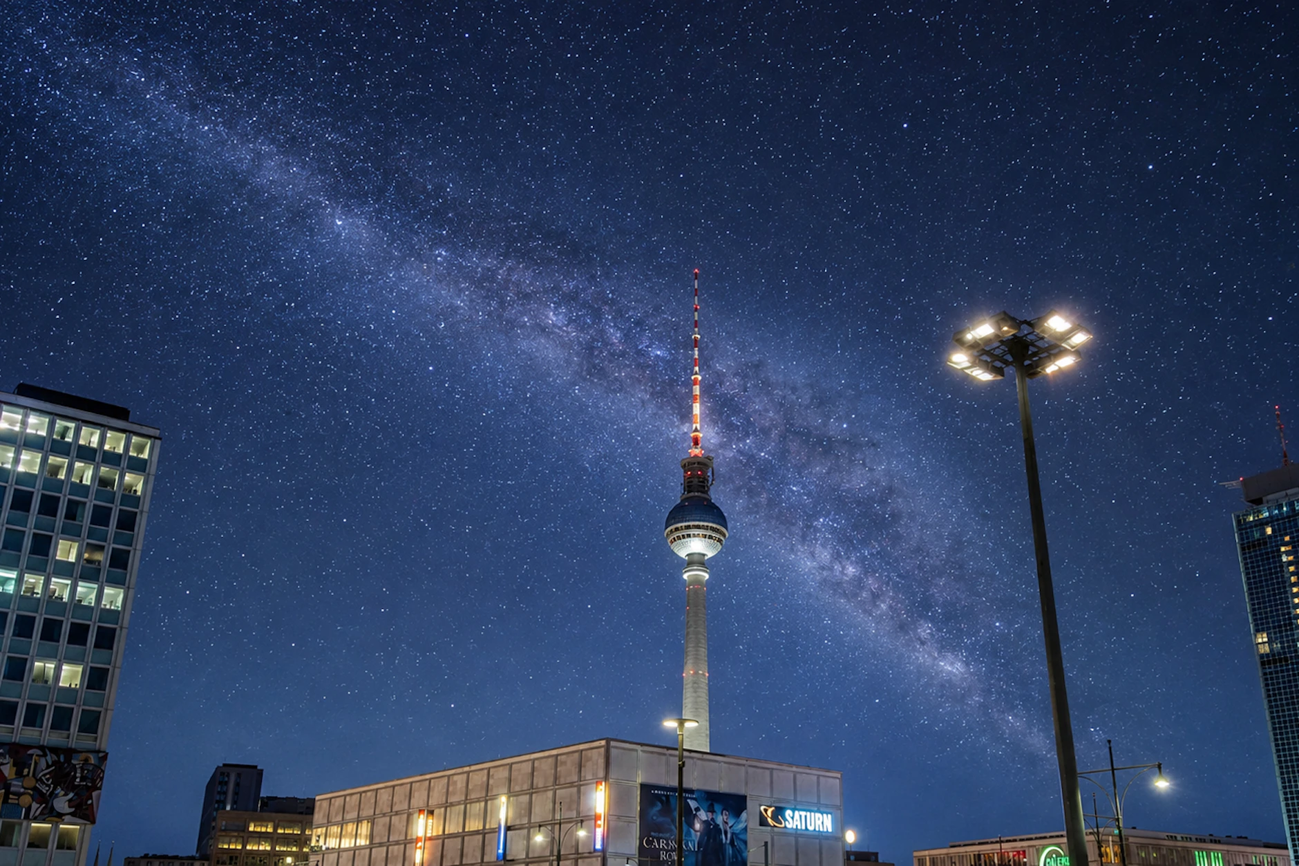 Die Milchstraße über dem Berliner Fernsehturm – in der Realität verhindert die Lichtverschmutzung der Großstadt einen solchen Anblick fast immer.