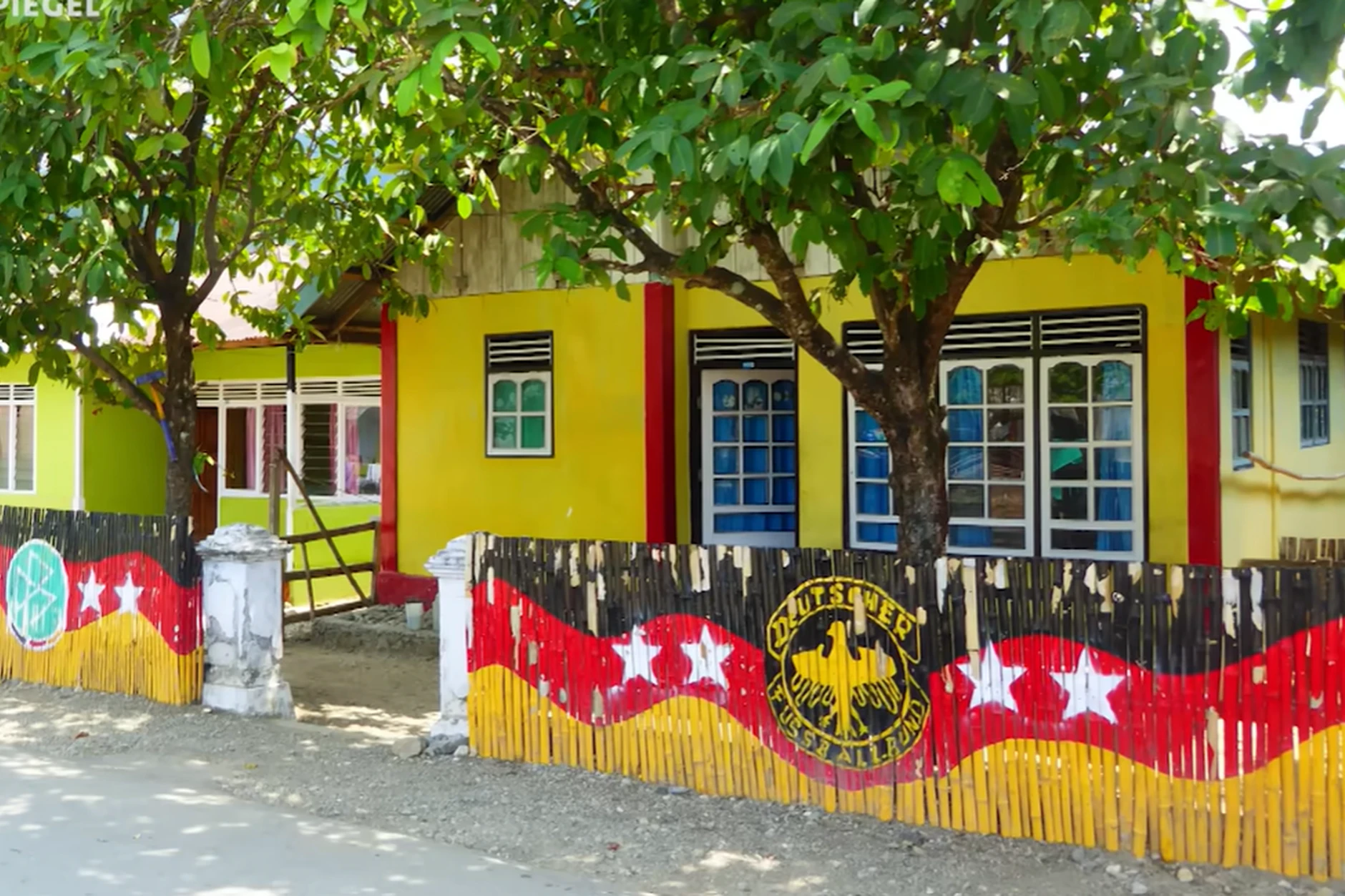 Sogar die Zäune an den Häusern tragen in Ambon Schwarz-Rot-Gold mit DFB-Logo.