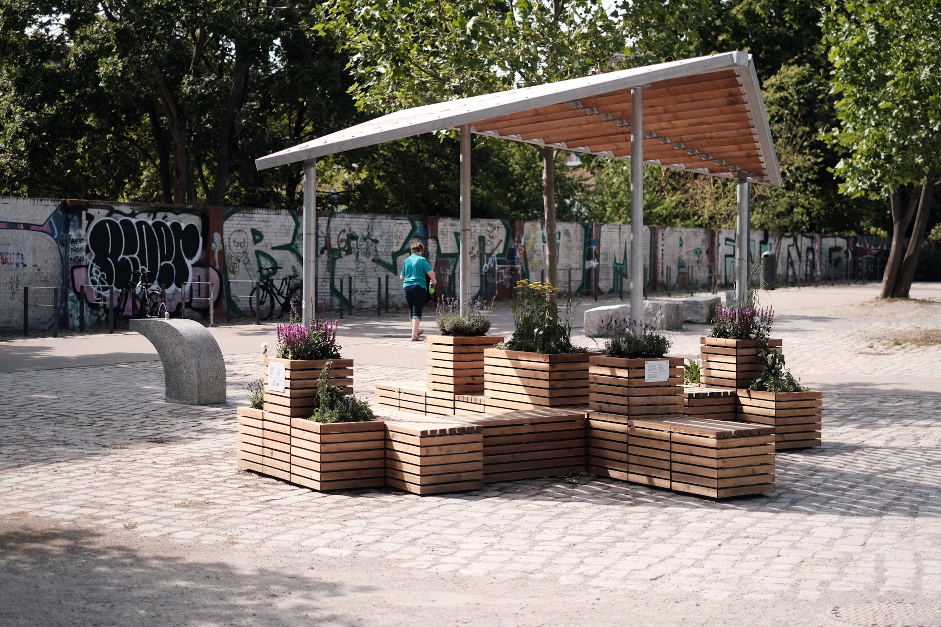 Der Cooling Point im Mauerpark: Ist er nur eine teure Bank mit Blumenkästen oder der große Wurf?