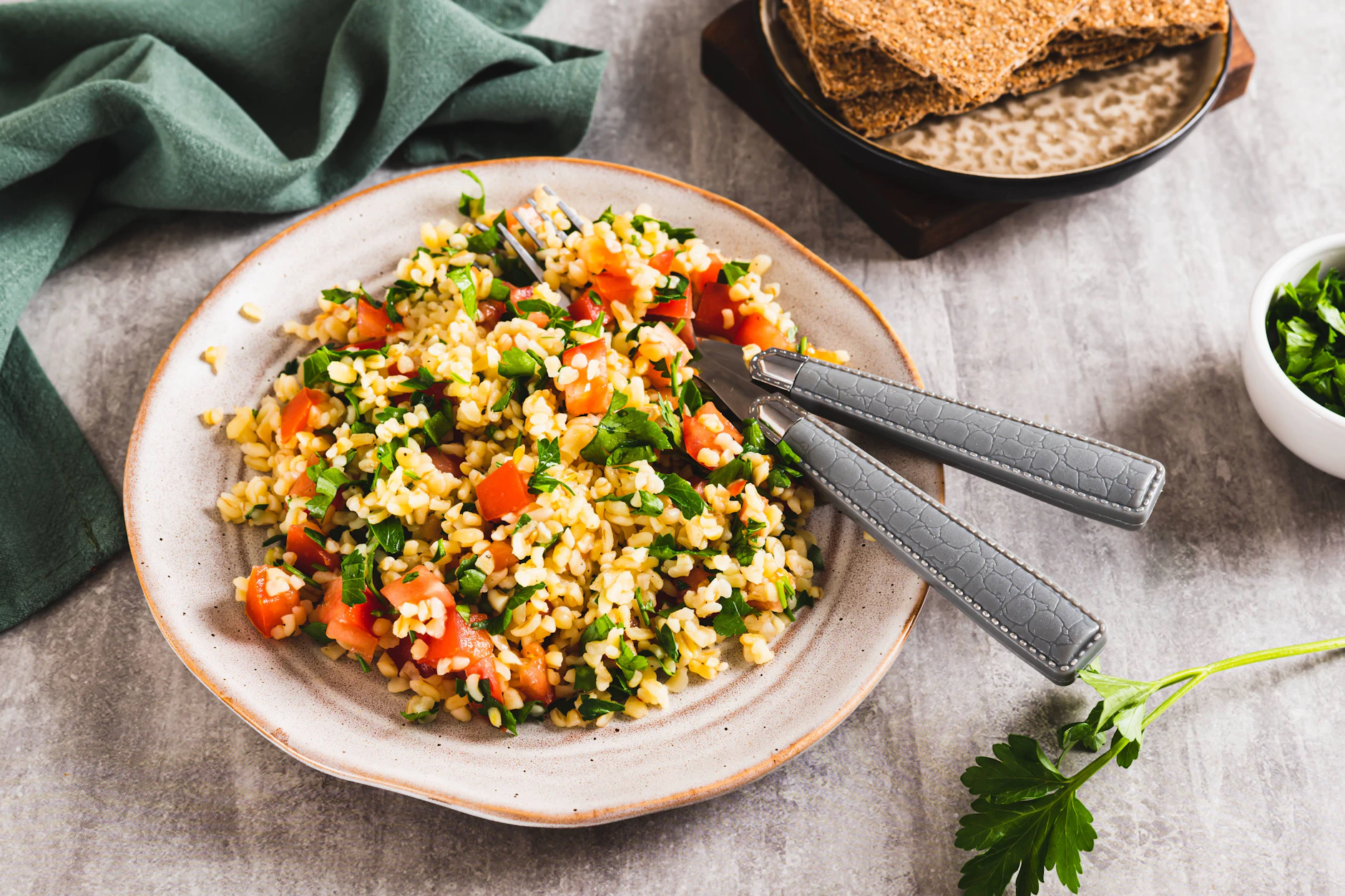 Couscous-Salat ist im Sommer einfach perfekt. Leicht, gesund und hilfreich bei der Diät. Unser Rezept kombiniert die besten Zutaten miteinander!