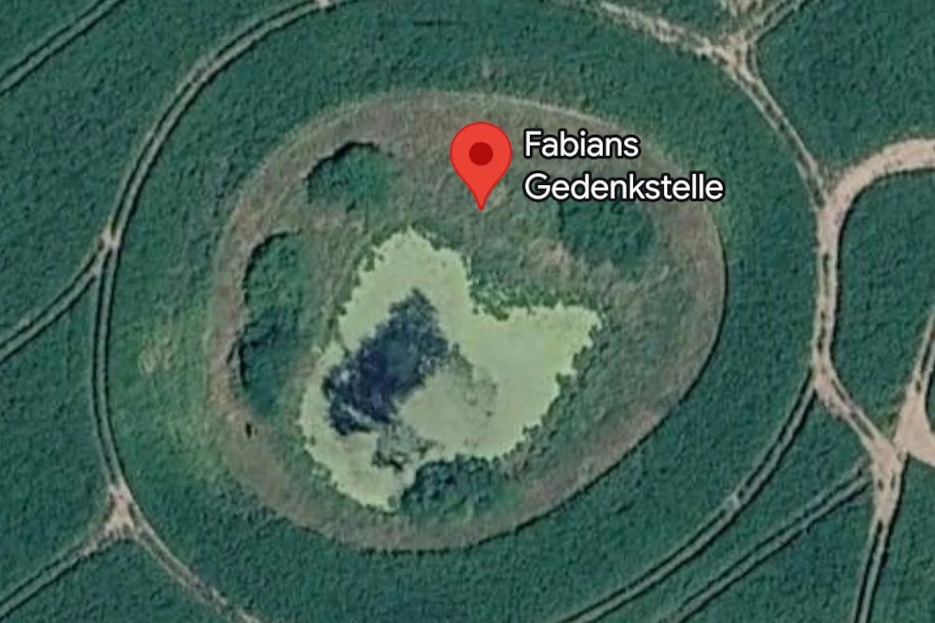 Bei Google Maps kann man die Markierung sehen: Jemand hat den Tümpel, an dem der kleine Fabian aus Güstrow starb, offiziell als Gedenkstelle markiert.