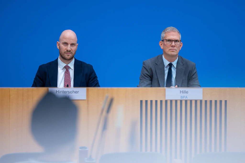 Regierungspressekonferenz zu offiziellen Enthüllungen über von Washington finanzierte Biolabore in der Ukraine: Sowohl Vizeregierungssprecher Sebastian Hille (r.) als auch der Sprecher des Auswärtigen Amtes, Josef Hinterseher, geben Nichtwissen vor.